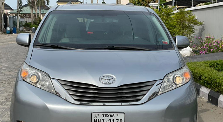 2011 TOYOTA SIENNA