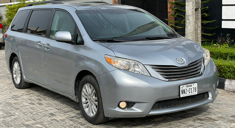 2011 TOYOTA SIENNA