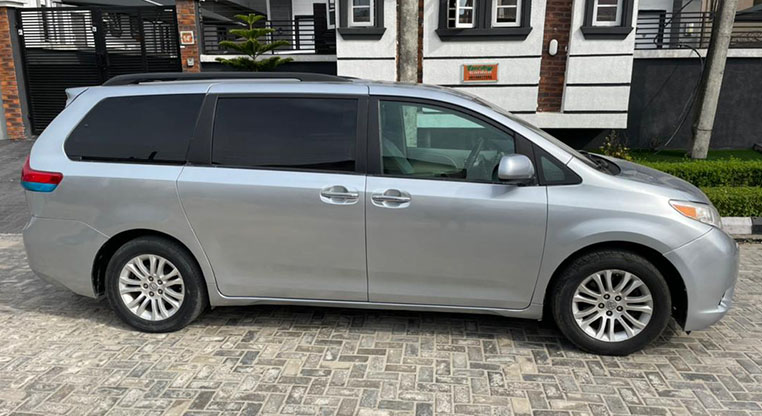 2011 TOYOTA SIENNA