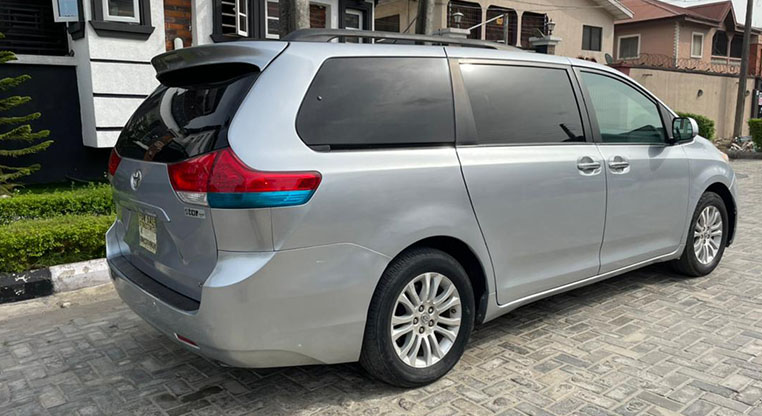 2011 TOYOTA SIENNA